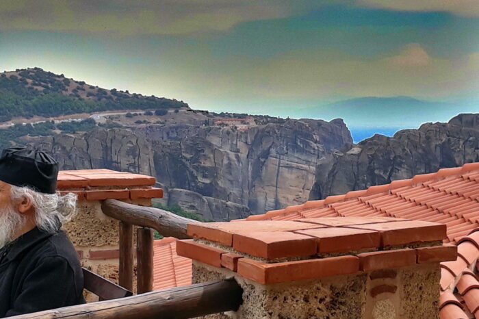 3 Days private tour- Meteora Rocks & Monasteries, Delphi/ Apollo Oracle, Thebes