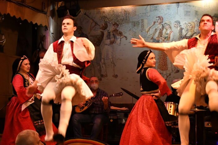 Athens by Night private tour (4h) Dinner, Live Music & Folklore dance